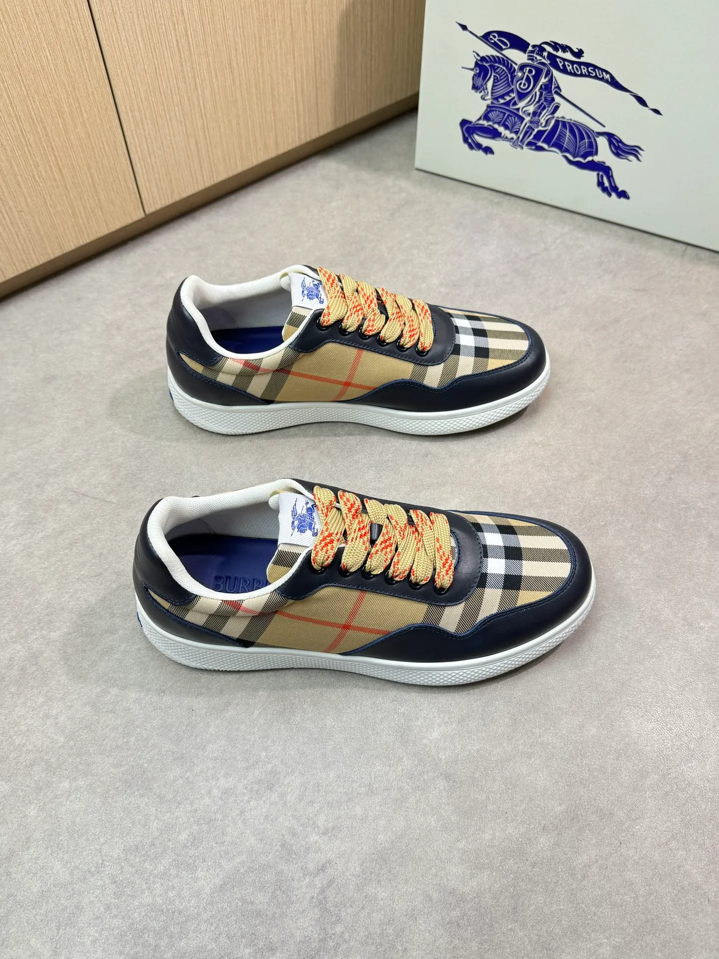 P400 [BURBERRY] Burberry casual sports sneakers - Upper: imported 🔝 Napa calfskin, brand totem cloth, tongue brand cloth label - Lining: brand canvas, foot pad; water-dyed cowhide - Outsole: ultra-light TPR rubber; two-color molded outsole - Super high quality control, fine workmanship: highlighted (high-end, luxury, grade) -Size : 38-44 (Male 45, can be customized)·BBR0372
